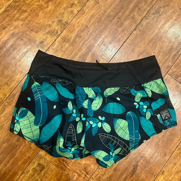 Oiselle Women’s 8 Black and green shorts - Picture 7 of 8